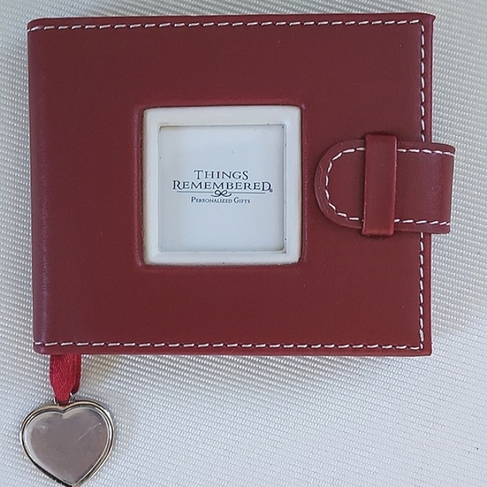 THINGS REMEMBERED Mini Wallet Photo Album Red Album 3 1/4" x 4" Holds 16 Photos
